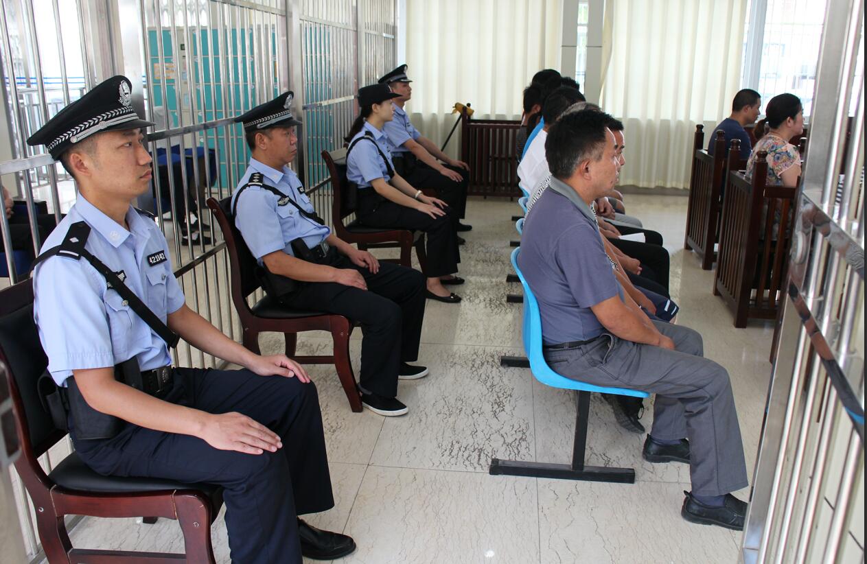 法警执勤1.jpg